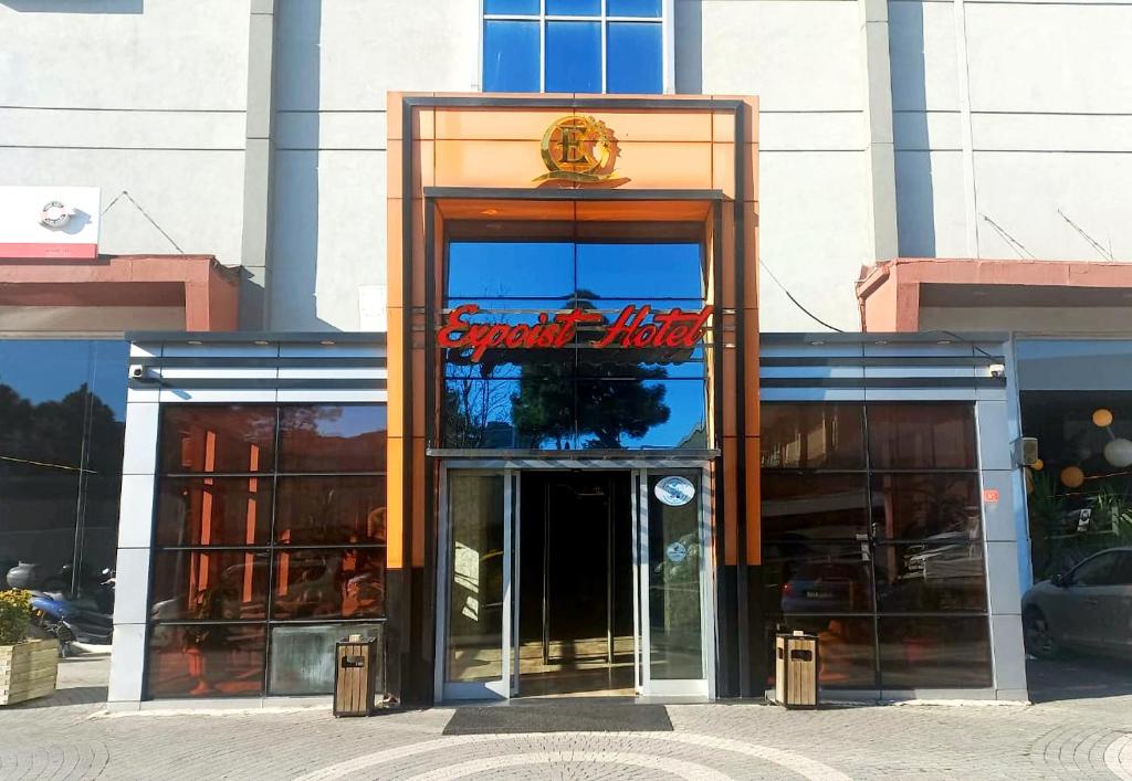 贝利克杜祖展览者酒店的标有酒店标志的入口