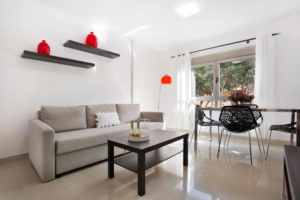 罗萨里奥港Puerto Playa 2的客厅配有沙发和桌子