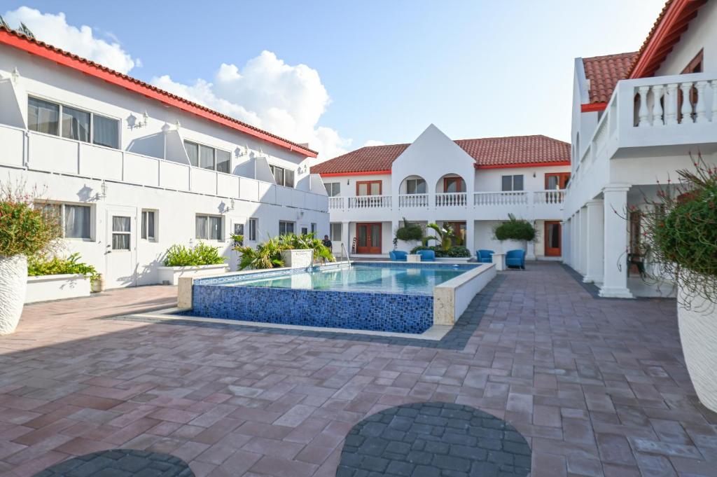 奥拉涅斯塔德E Solo Aruba Apartments的一座带游泳池的庭院
