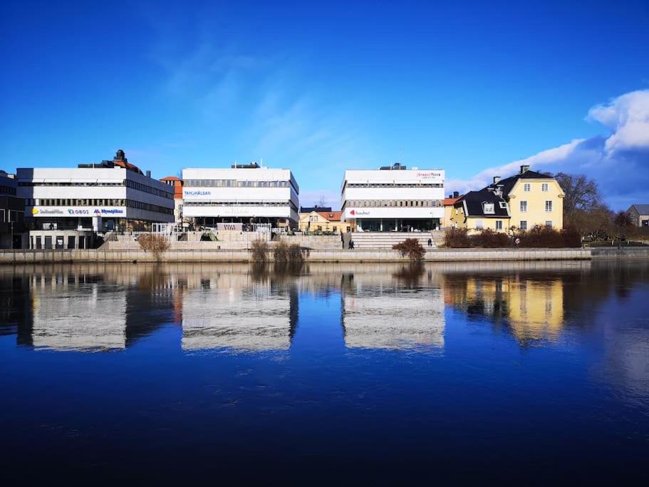 诺尔雪平Norrköping City的一群靠近水体的建筑物