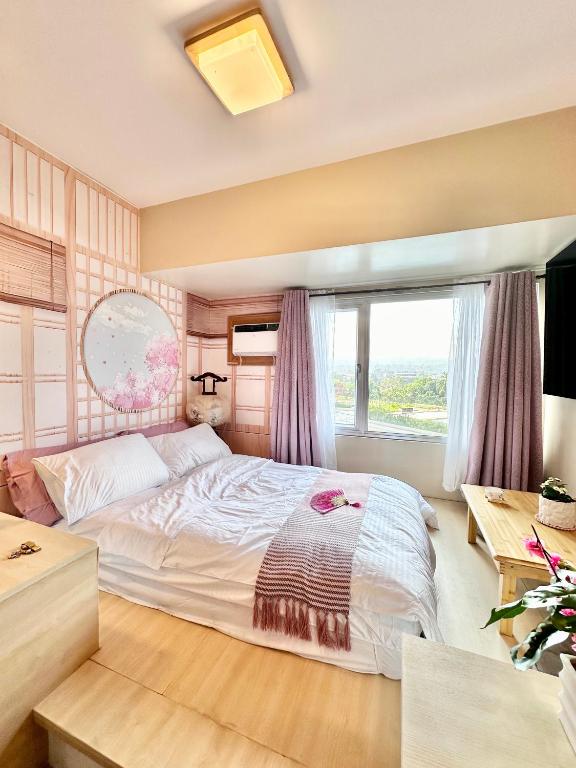卡加盐德奥罗Doms Ryokan in Avida Aspira With Wifi and Netflix的一间卧室设有一张大床和一个窗户。