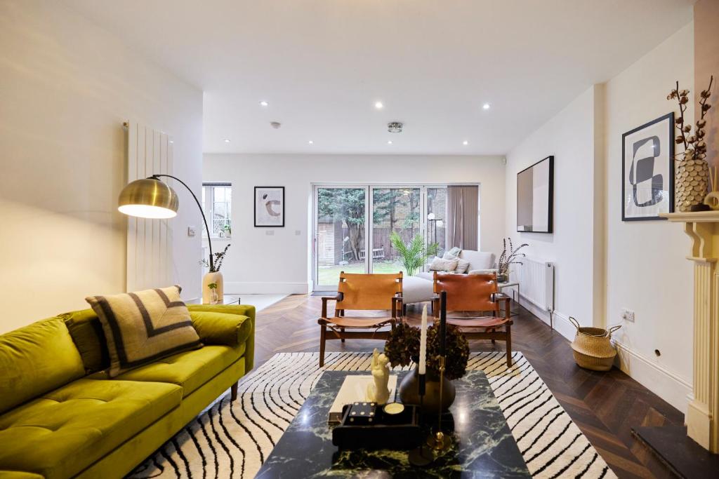 伦敦The Redbridge Sanctuary - Spacious 3BDR House with Garden的客厅配有黄色的沙发和桌子