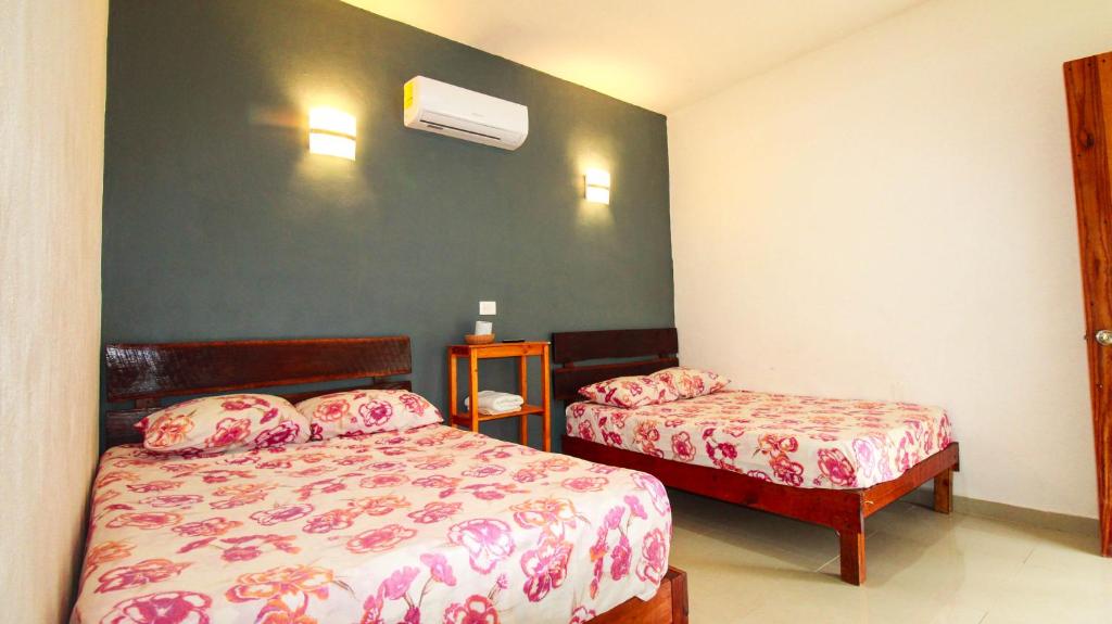 巴卡拉尔Las Palmas的一间卧室配有两张床和空调。