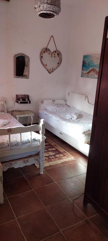 皮罗特Golemi kamik Pirot的卧室配有两张床,墙上挂着心印