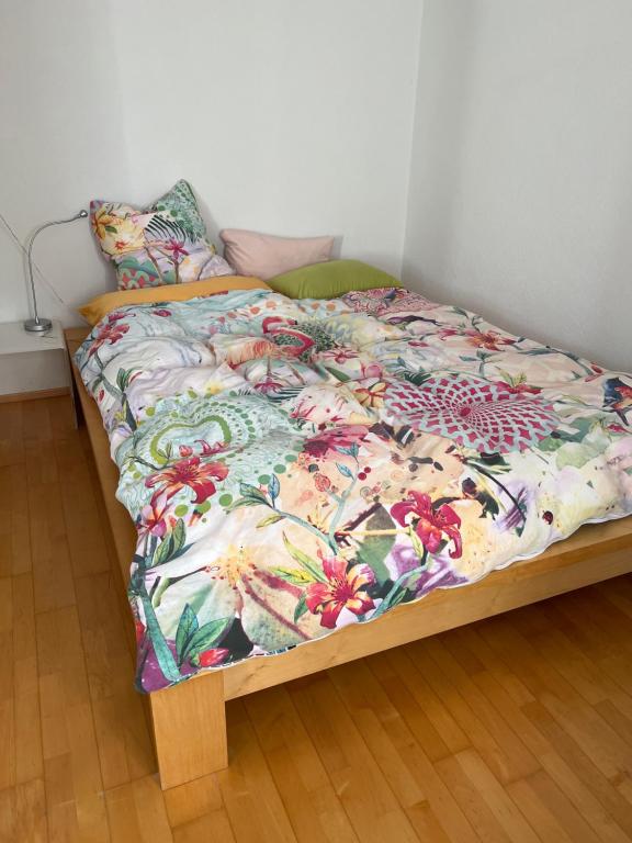 弗利姆斯Privat Bed and Breakfast in Flims Waldhaus的卧室内一张带花卉棉被的床