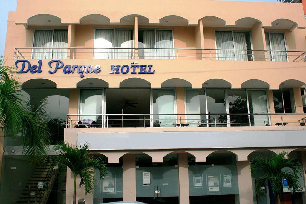 科罗萨尔Del Parque Hotel的标有读取德尔帕维兹酒店标志的酒店