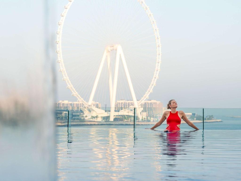 迪拜索菲特迪拜朱美拉海滩酒店的 ⁇ 眼前水中的女人