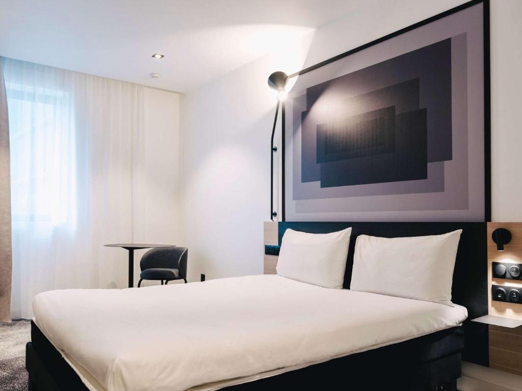 鲁昂ibis Rouen Centre Rive Droite Pasteur的配有一张床和一把椅子的酒店客房
