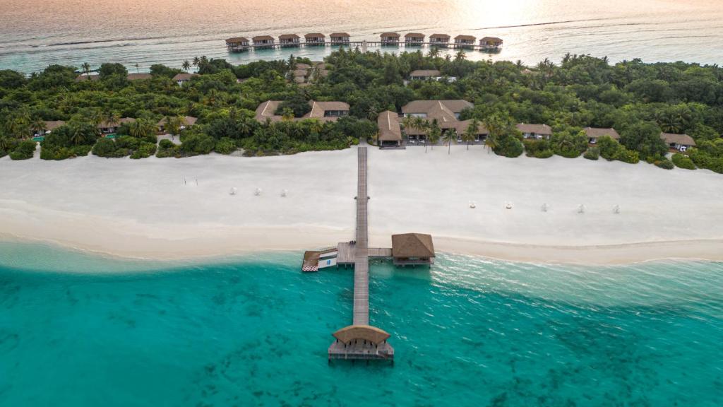 马纳杜岛Noku Maldives - Complimentary Seaplane Transfer for 2 Adults For Minimum 7 Nights Stays Between 01st May to 30th September 2024的海洋岛屿的空中景观