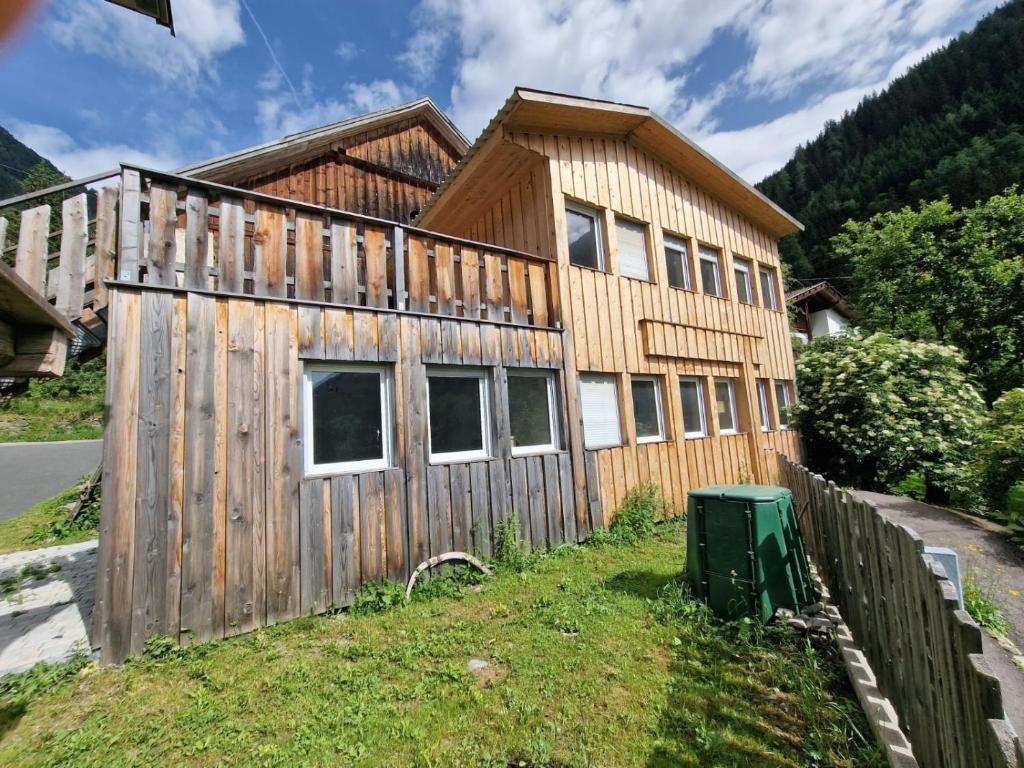弗拉塔赫Gletscher-Trail Hostel的一座用木栅栏建造的房子