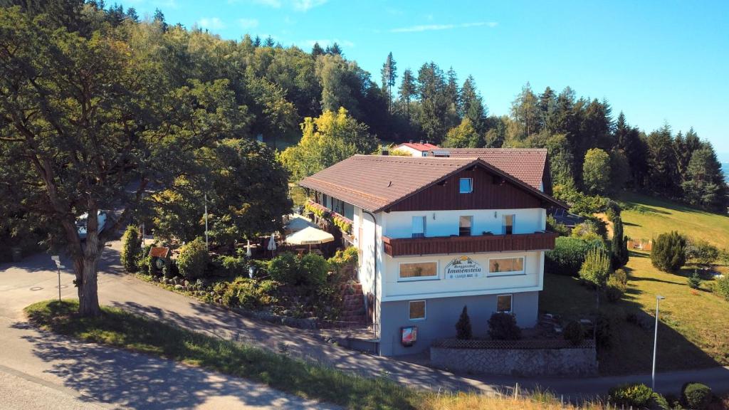 布尔Berggasthof Immenstein的享有山景的房屋的空中景致