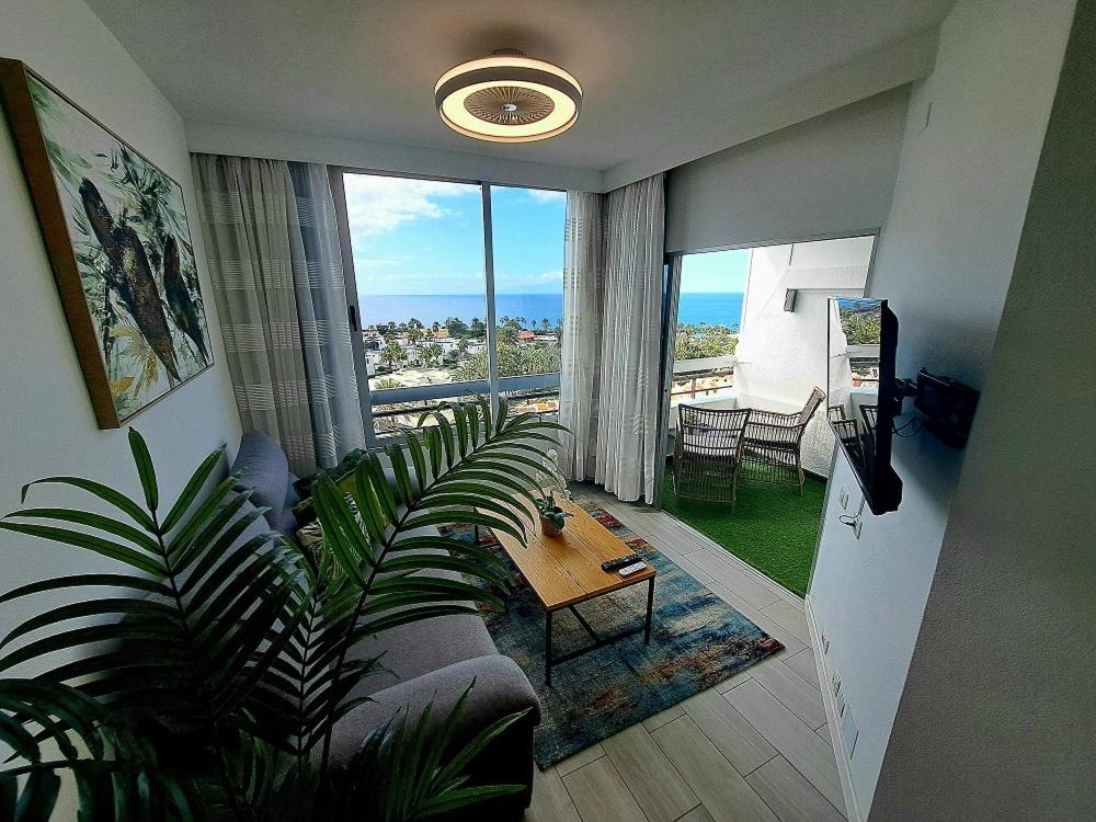 美洲海滩Ocean View Penthouse的带沙发和大窗户的客厅