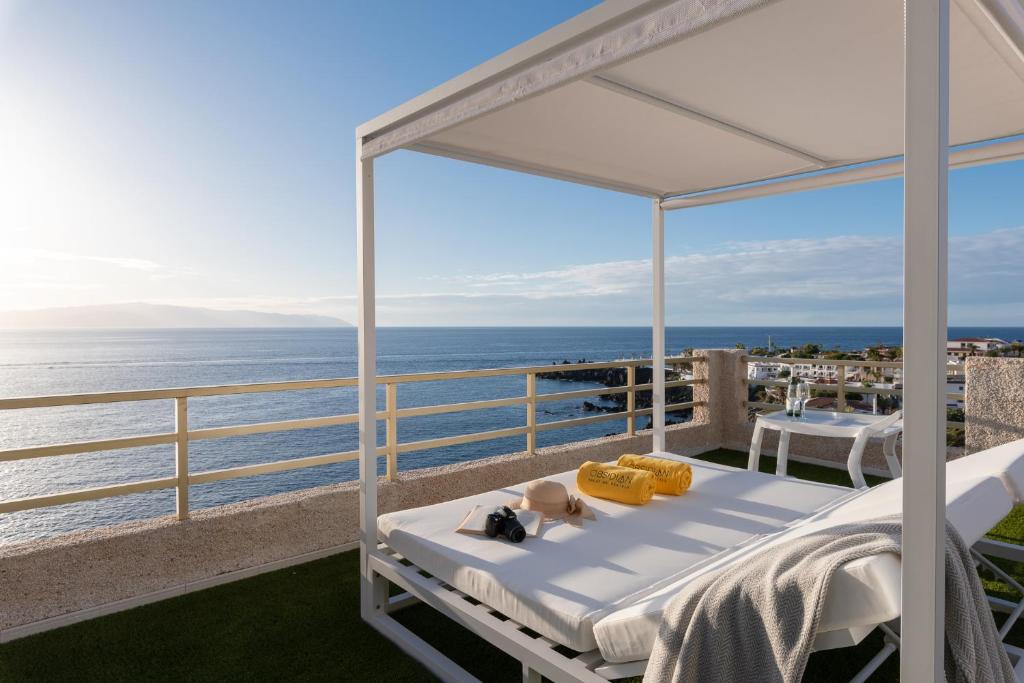 圣地亚哥港OBSIDIAN Mirador del Oceano的一间卧室配有一张床,享有海景