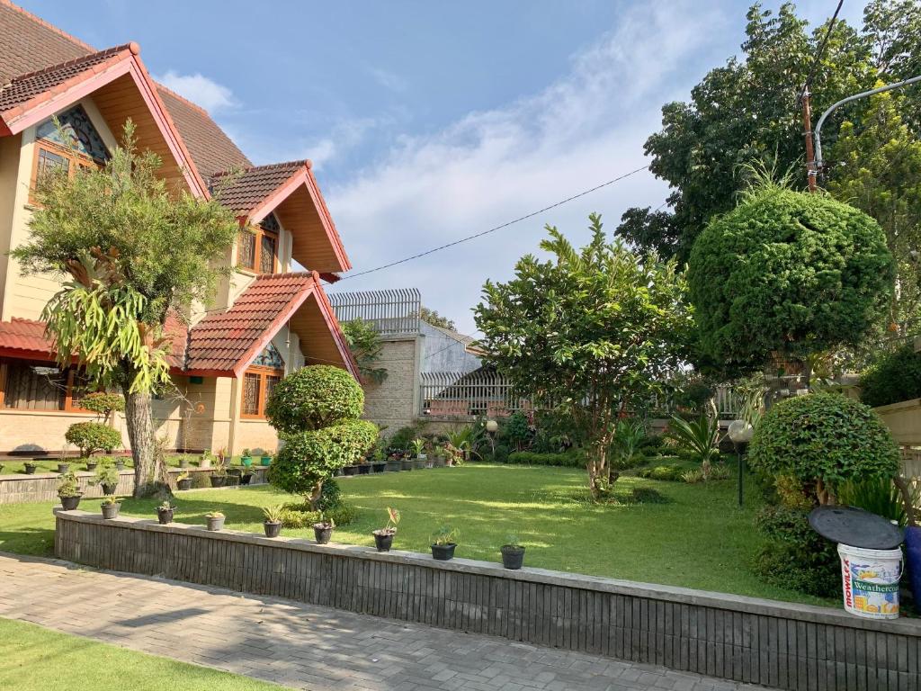 伦邦努安萨阿拉姆别墅的前面有草坪的房子