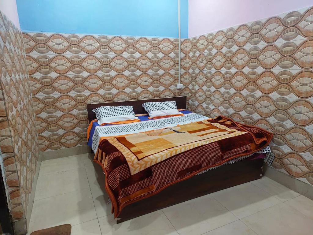 马图拉Annu Bhai sewa sadan的墙上的一张床位