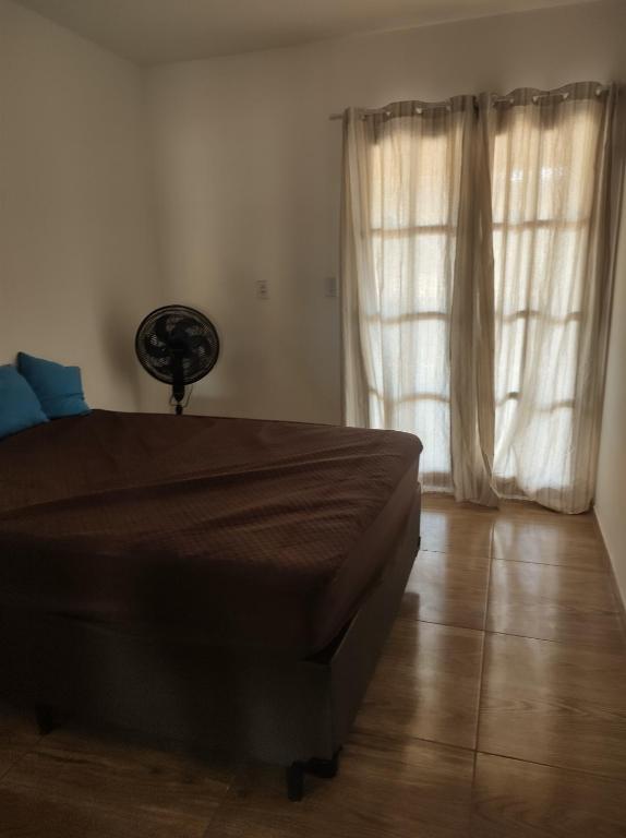 皮廷布Casa Mar Azul的一间卧室设有一张床和一个大窗户