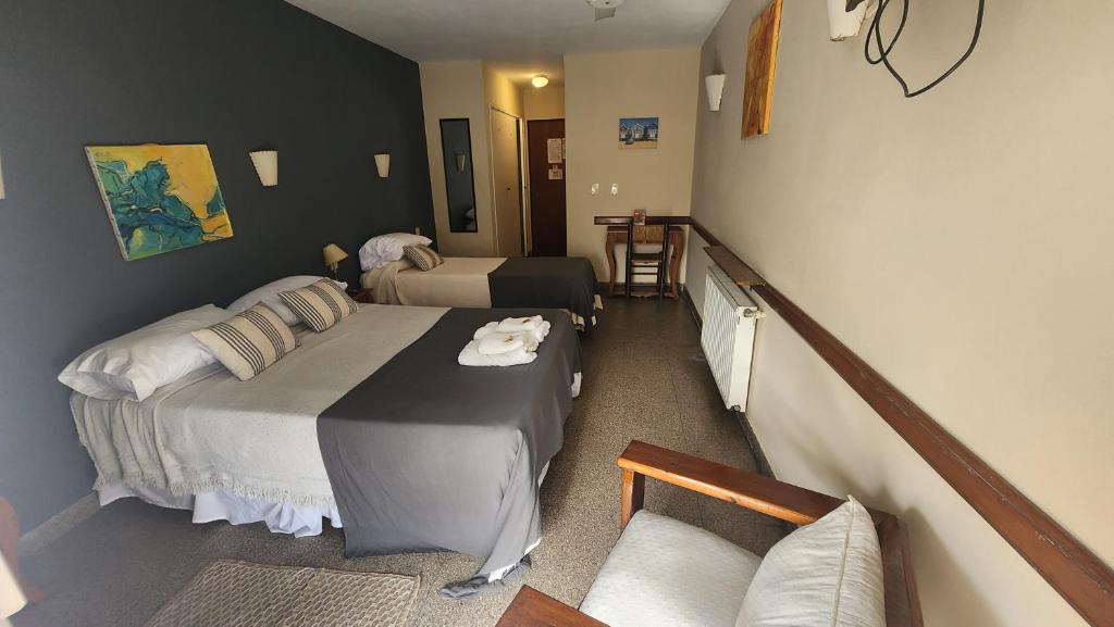 蒂格雷Hotel Agustin Garcia的酒店客房,设有两张床和一张沙发