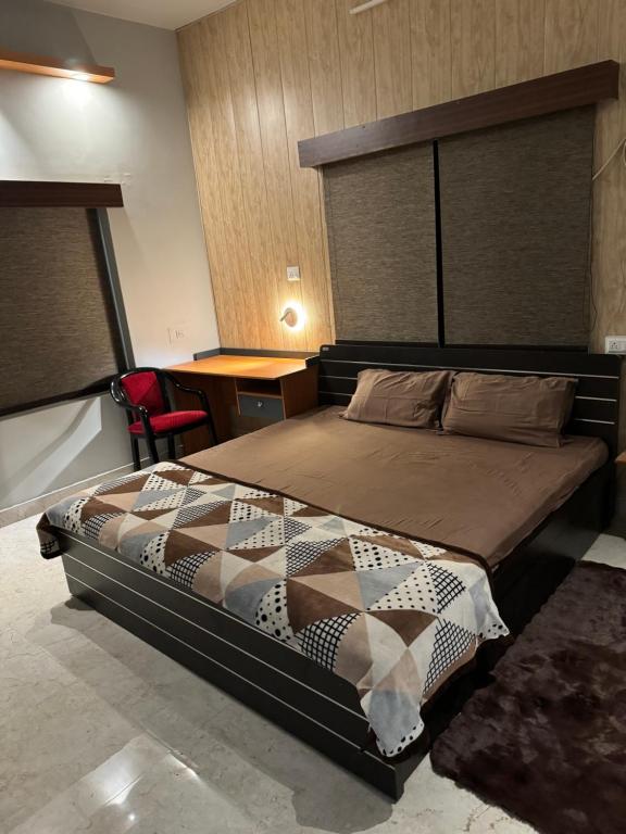 瓦拉纳西Kaashi Flora (2BHK - Ground Floor)的一间卧室配有一张床和一张书桌