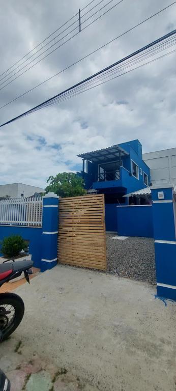 佩尼亚Casa Couto的蓝色的房子,前面有木栅栏