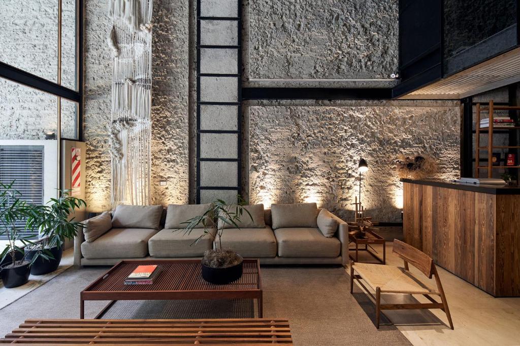 布宜诺斯艾利斯AQ Tailored Suites的客厅配有沙发和桌子