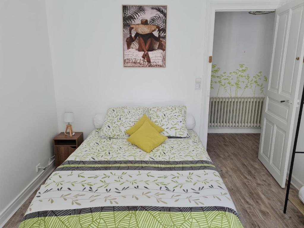 Saint-Jean-de-la-PorteLe St Jean Bis的小卧室配有一张带黄色枕头的床