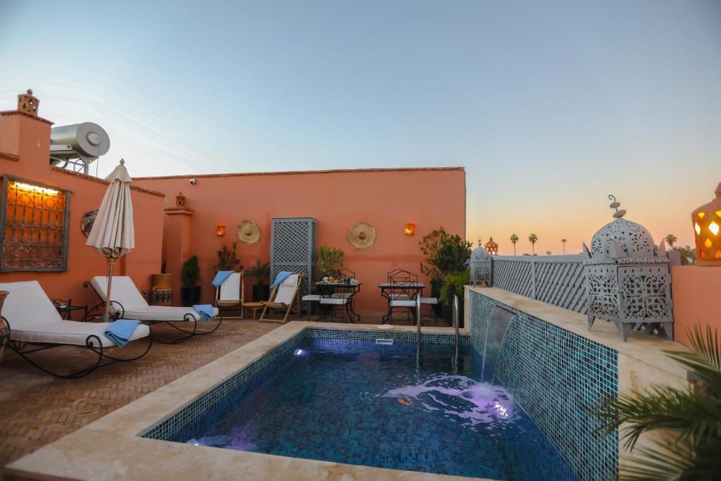 马拉喀什Riad Beni Sidel的庭院中间的游泳池