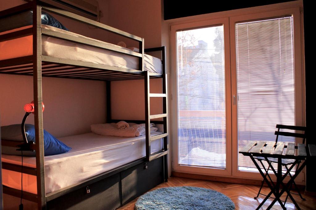 斯科普里Blue Orange Hostel的一间卧室设有两张双层床和一扇窗户。