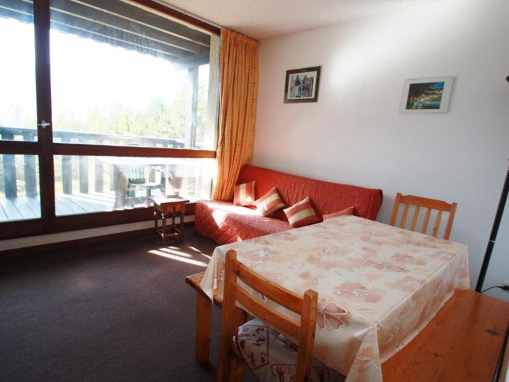 乌弗奈特弗斯Appartement Pra-Loup, 2 pièces, 4 personnes - FR-1-165A-85的客厅配有红色的沙发和桌子
