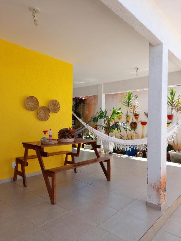 拉巴拉德纳圣米格尔Casa Meu Cantinho的客厅配有桌子和黄色墙壁