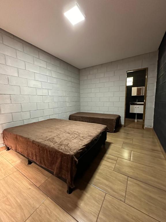 雅卡雷伊Reserva Athenas - Clube de campo的一间卧室,配有两张床