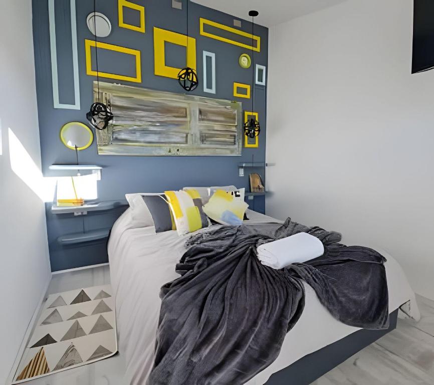 科伊艾科okeyloft Coyhaique 1的一间卧室设有一张黄色和蓝色墙壁的床