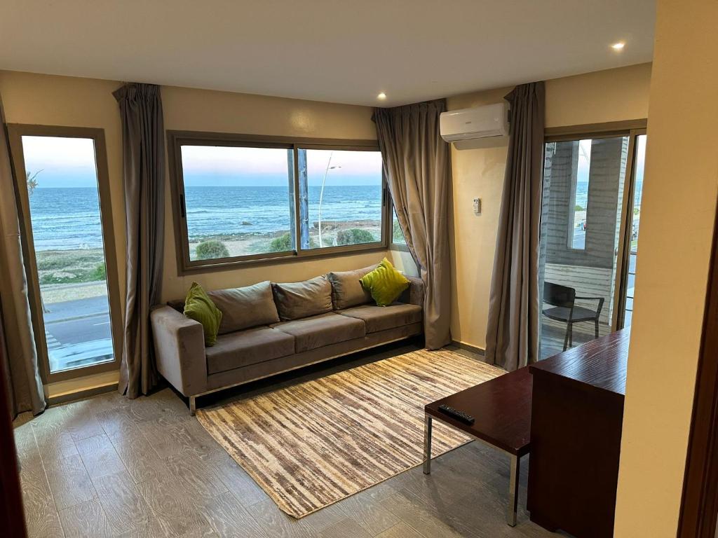 杰迪代Oceana Mazagan Suites Hotel的带沙发的客厅,享有海景