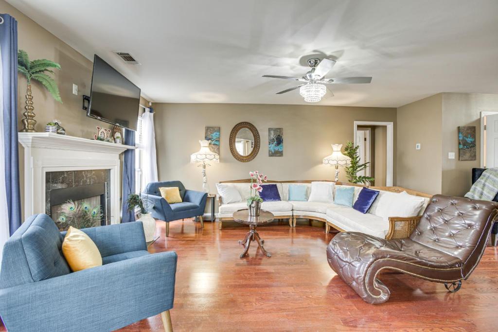 德纳姆斯普林斯Spacious Family-Friendly Home in Denham Springs!的客厅配有沙发和椅子