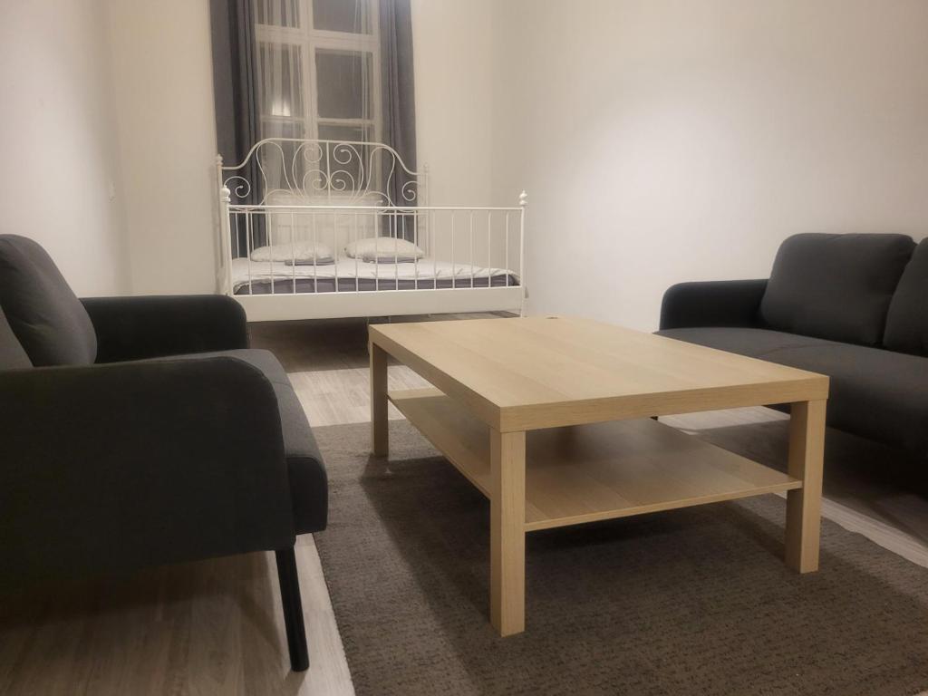 布达佩斯市中心留宿公寓的客厅配有咖啡桌和两把椅子