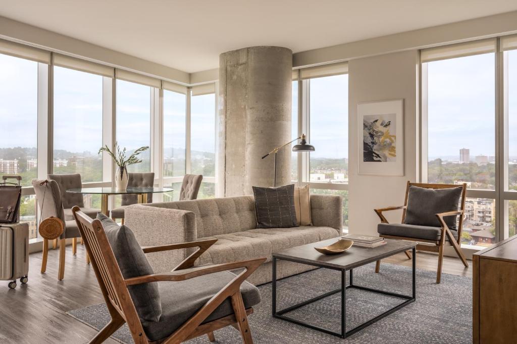 波士顿Sonder at Pierce Boston的带沙发、椅子和窗户的客厅