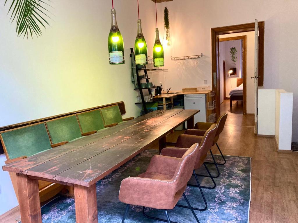 柏林Minimal Hostel No 41的一张木桌和椅子