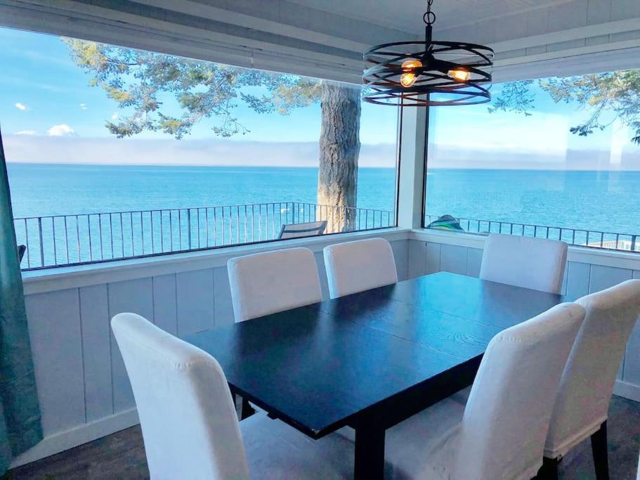Saratoga ShoresBreezy Point Hideout BY Betterstay的一间带桌椅的海景用餐室
