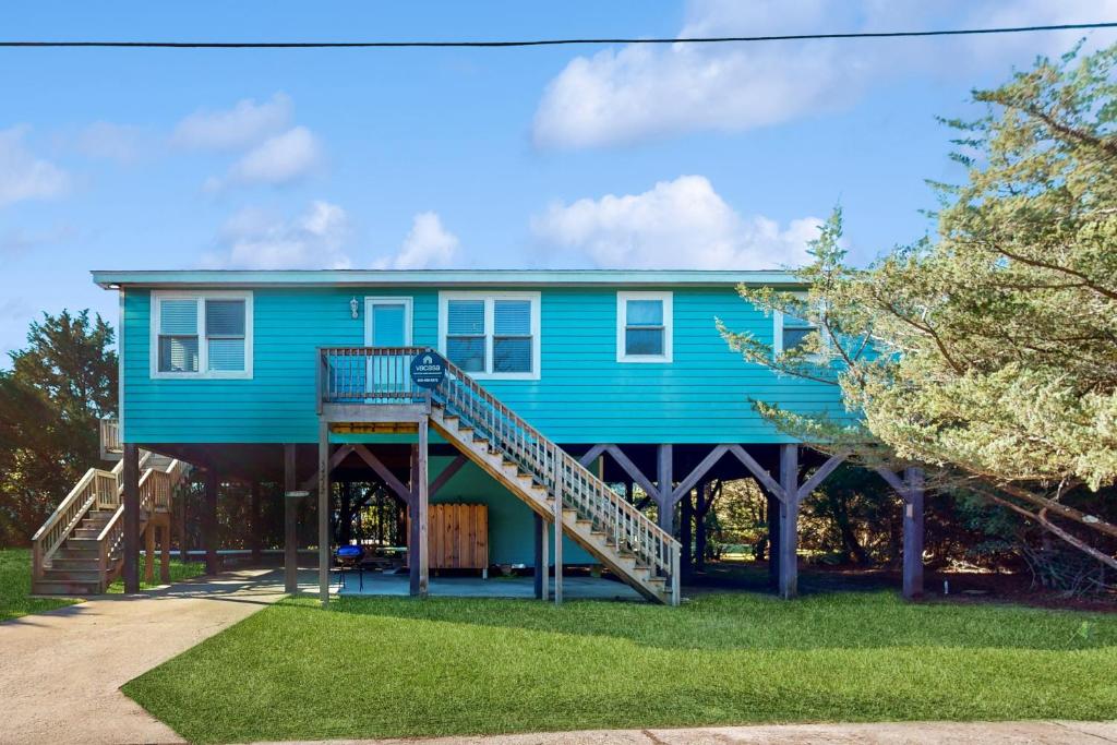 FriscoDolphin Tales的蓝色的房子,有楼梯通往