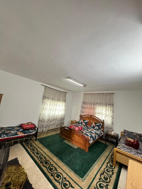 杰拉什Abuawad Rental的配有床和沙发的大房间