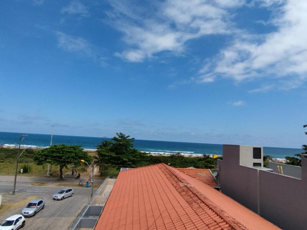 巴拉那州蓬塔尔Ap 01 apartamento Beira mar的从建筑屋顶上可欣赏到海景