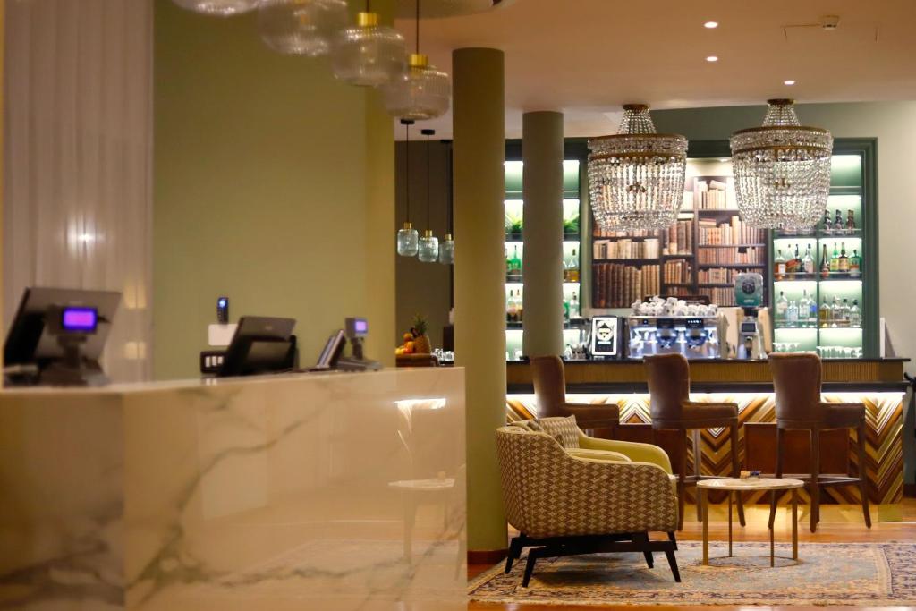 都灵Hotel Indigo Turin, an IHG Hotel的餐厅设有酒吧、椅子和柜台