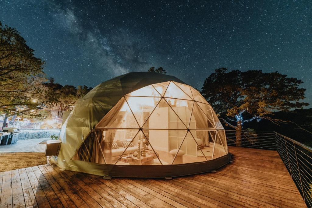 NogalOna Geo Dome At El Mstico的夜间甲板上的大型圆顶帐篷