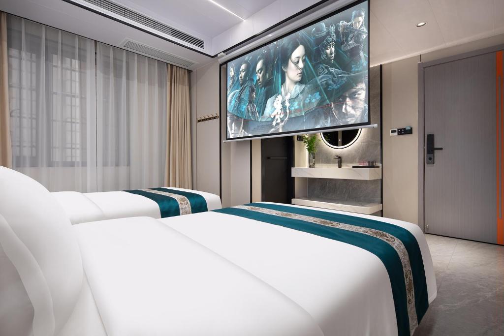 长沙沐沐酒店(长沙五一广场地铁站店)的卧室配有一张白色大床和电视。
