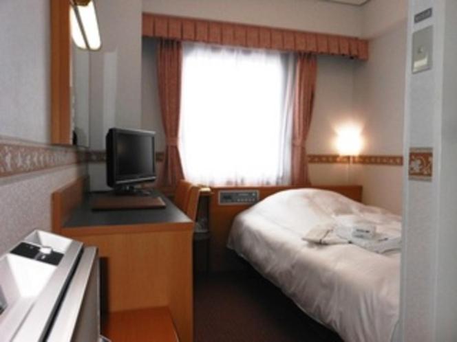 鹤冈市Hotel Alpha-One Tsuruoka的酒店客房,配有床和电视
