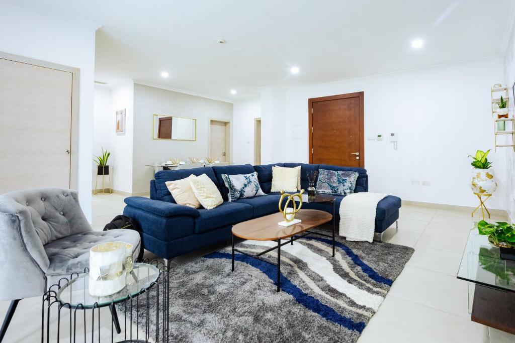 阿克拉Incredible 2 Bedroom Space Available的客厅配有蓝色的沙发和桌子