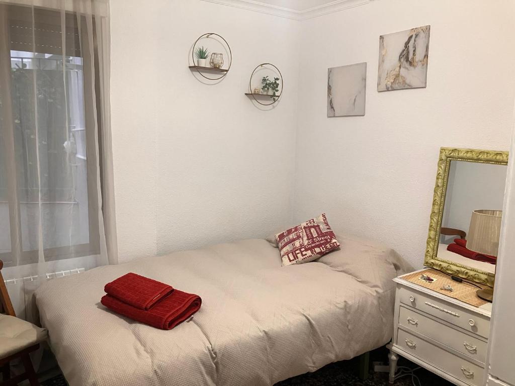 萨拉戈萨Disfruta tu estancia en Zaragoza!的一间小卧室,配有一张带镜子的床