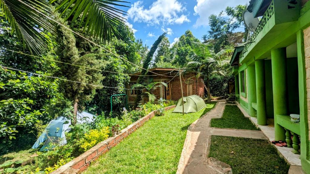 LushotoGalapagos Homestay的一座花园,旁边是一座帐篷