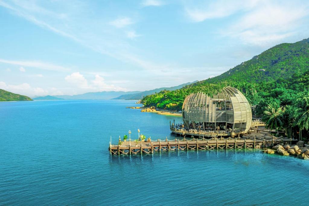 宁凡湾宁凡湾安拉姆度假酒店的水体中间的一个岛屿