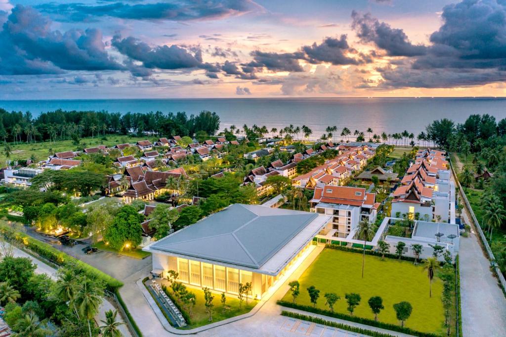 蔻立JW Marriott Khao Lak Resort and Spa的享有度假胜地的空中景致,以海洋为背景