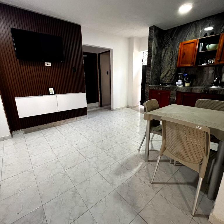卡塔赫纳Apartamentos San José的客厅配有桌子和电视